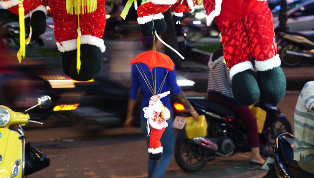 Chợ giáng sinh hạ nhiệt, đồng loạt xả hàng